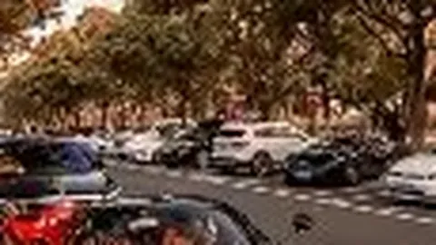 61岁腾格尔商演亮相神采奕奕，粉丝热情高涨雨中拍照不止