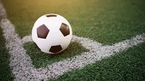 蓝军后卫精彩过人，射门却失良机，兰帕德笑场